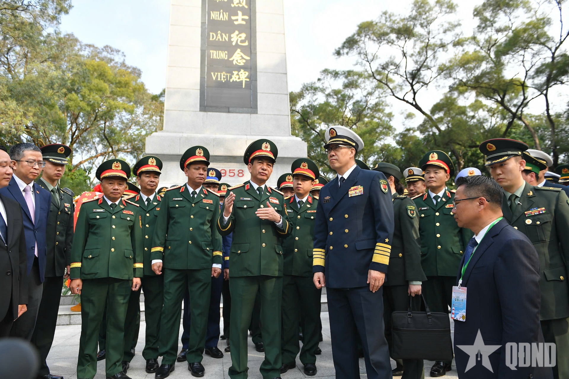 Đại tướng Phan Văn Giang và Thượng tướng Đổng Quân dâng hoa trước Đài tưởng niệm liệt sĩ cách mạng nhân dân Việt - Trung